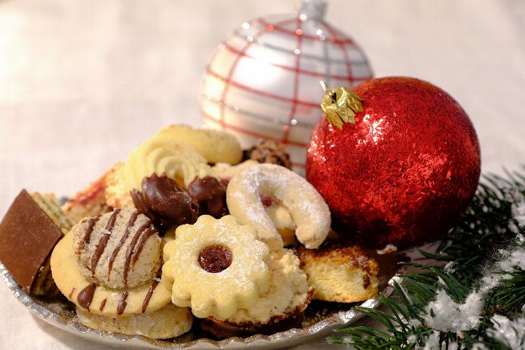 Holiday Wellness Tips: LOVE Your Spleen Indulgence at Christmas! Let's not forget to show some love to our bodies, especially the hardworking spleen! In Chinese medicine, the spleen plays a crucial role in digestion, and with all the rich and delicious festive treats, it could use a little extra support.